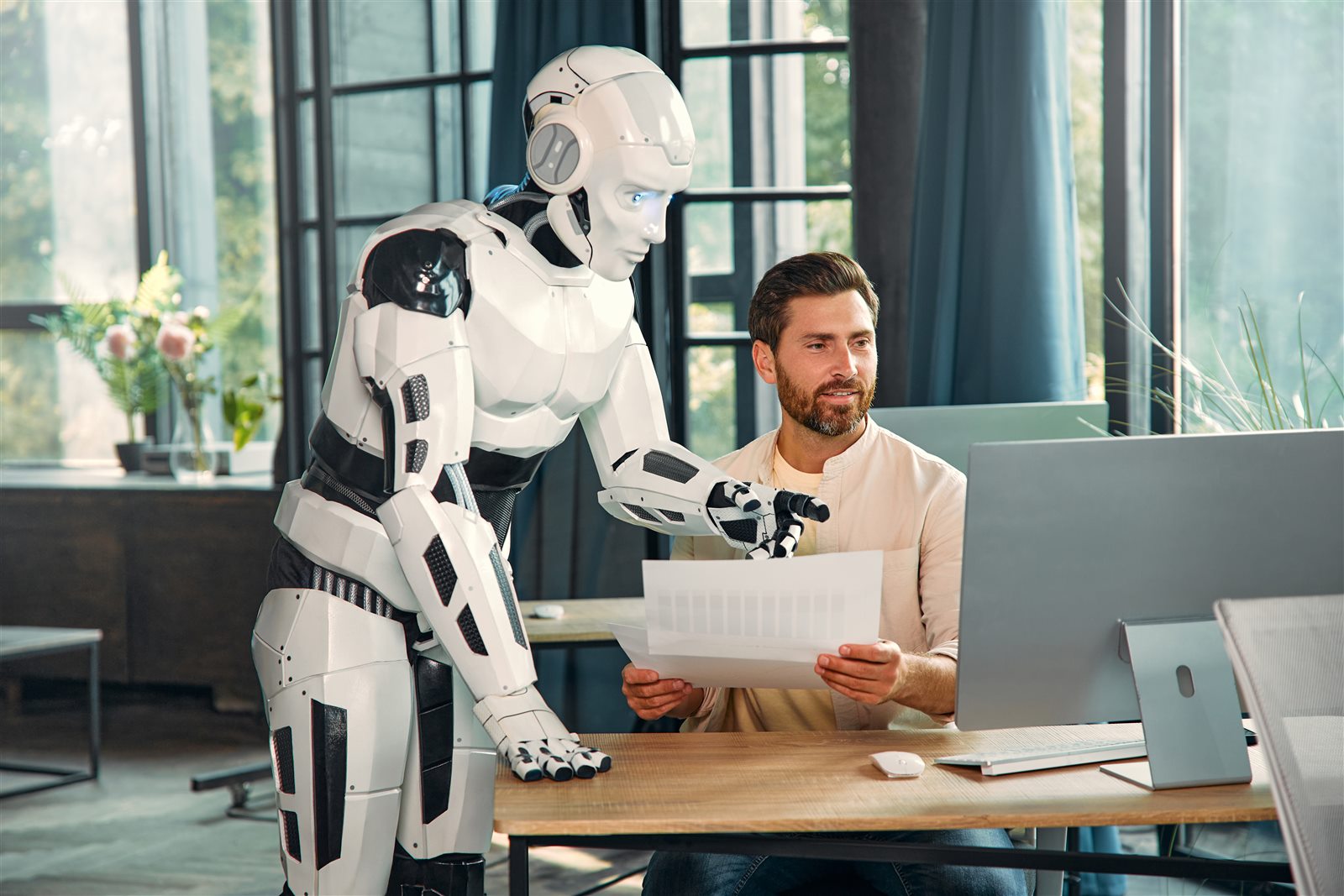Persona revisando documentos con asistencia de inteligencia artificial